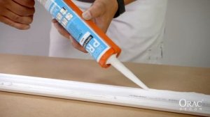 Монтаж плинтусов Orac Decor из дюрополимера на акриловый клей