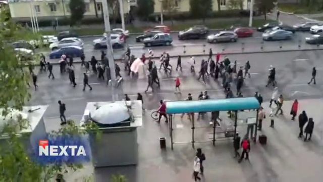 Люди идут по проезжей части! смотреть онлайн