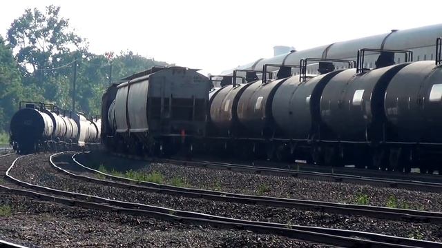 Triple train Meet! 3 Different Trains Go Past Each Other At The Same Time! смотреть онлайн