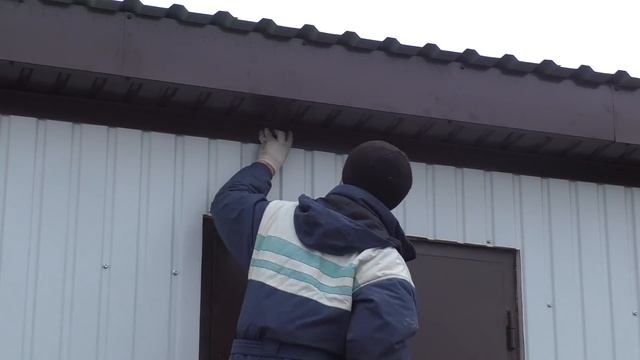 Отделка углов профлистом. Облицовка фасада. Фасад из профнастила Каркасная котельная, бытовка, сара смотреть онлайн