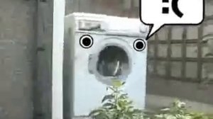 Стиральная машина и кирпич