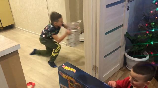 Дед Мороз пришёл смотреть онлайн