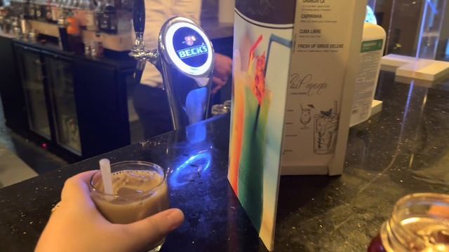 Русская забава БУХАТЬ ? Тусим в баре ? Смотрим вечернюю программу в Sirius Deluxe Турция 2021 смотреть онлайн
