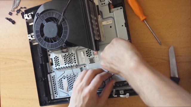 How to downgrade a PS3 Slim, Teensy 2.0++ PART 1 (Disassembling) смотреть онлайн