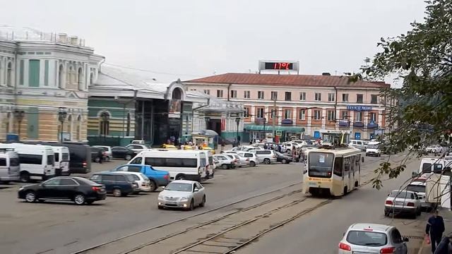 едет трамвай мимо ЖД Вокзала Иркутск пассажирский. г. Иркутск смотреть онлайн