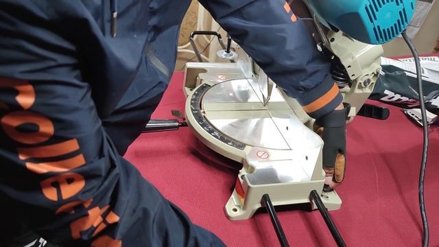 Sierra Ingletadora Makita Modelo LS1040F смотреть онлайн