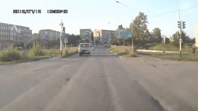 Чуть не врезался в нас смотреть онлайн
