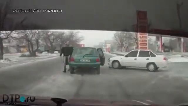 Daewoo Nexia против Renault.mp4 смотреть онлайн