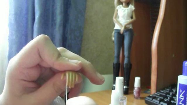 Как кукле накрасить ногти? Мини МК. смотреть онлайн