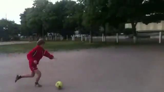 Случайно попал мячом в голову бабули смотреть онлайн