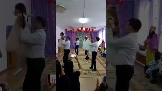 Танец Папа с дочкой. Детский сад 22, город Павлодар смотреть онлайн