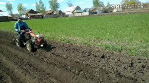 Как пахать гусиными лапками, нарезать борозды и заваливать, засыпать картошку мотоблоком агрос