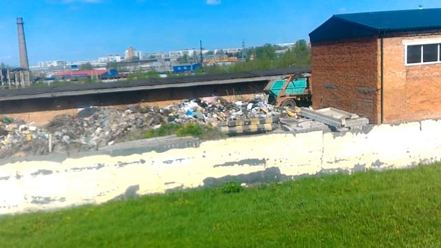 Спецавтохозяйство сваливает мусор на территорию предприятия смотреть онлайн