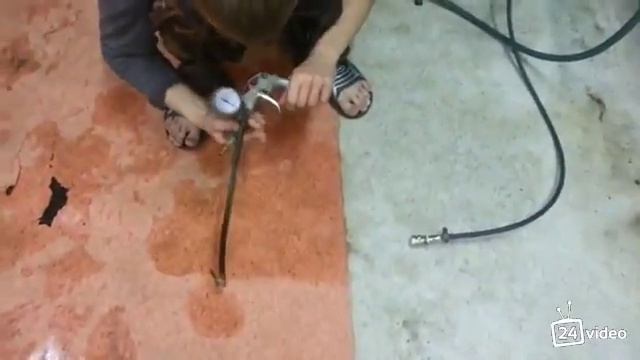 Смотреть Шиномотажник «немного» тормозит онлайн видео Парень смотреть онлайн