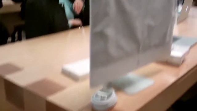 Buying An Apple Computer In The Apple Store смотреть онлайн