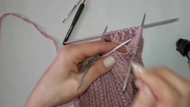 Закрытие макушки шапки спицами. Описание шапки смотреть онлайн