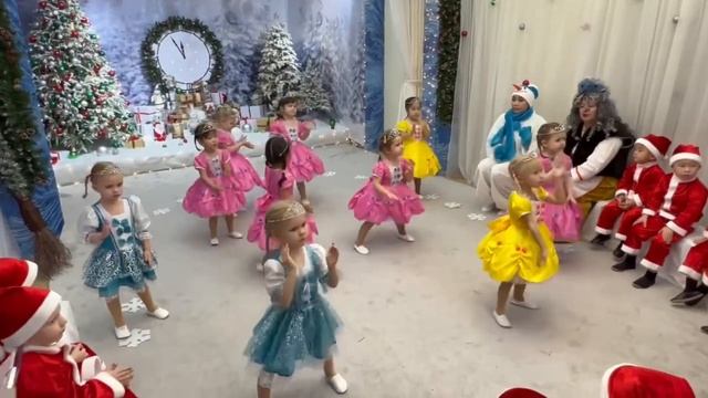 Новогодний флешмоб от девочек группы «солнышки» ч. 2 смотреть онлайн