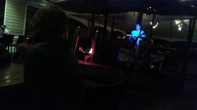 Певец в ресторане у океана. смотреть онлайн