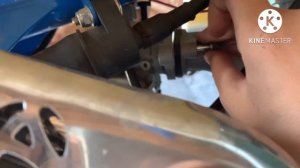 Добавляем топлива в карбюраторе на питбайке