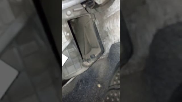 замена салонгого фильтра Mazda. Снимать бардачок не надо. смотреть онлайн