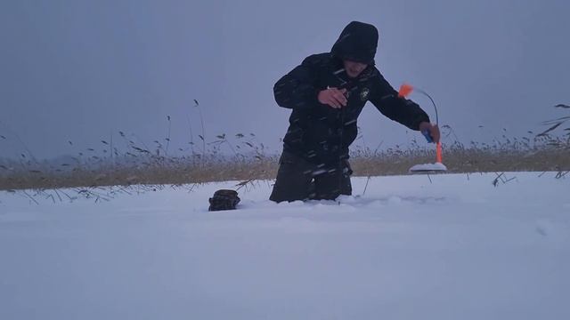 Рыбалка на ладоге в январе! Жерлицы! смотреть онлайн