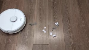 Пылесос-робот Roborock S5 Max белый - уборка грязи на ламинате