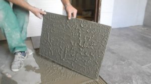 На какой СЛОЙ КЛЕЯ укладывать плитку на пол