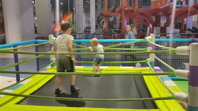 Никита и Мирон играют в Galaxy park, Lavina. Батуты, детская игровая комната, горки, аттракционы. смотреть онлайн