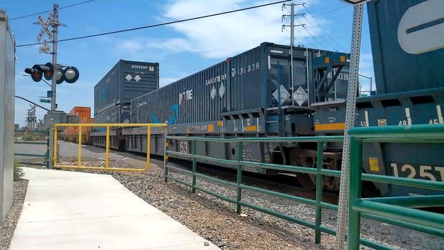 BNSF 6651 Leads a Fast Intermodal at Rosecrans/Marquardt Ave. Railroad Crossing, Santa Fe Springs C смотреть онлайн