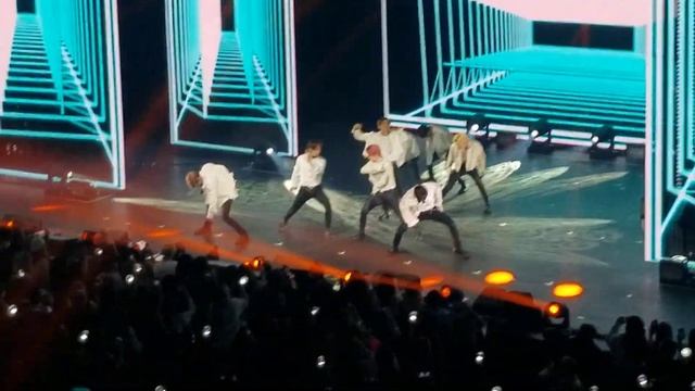 200205 Stray Kids District 9 Unlock in Chicago - The Road Not Taken смотреть онлайн
