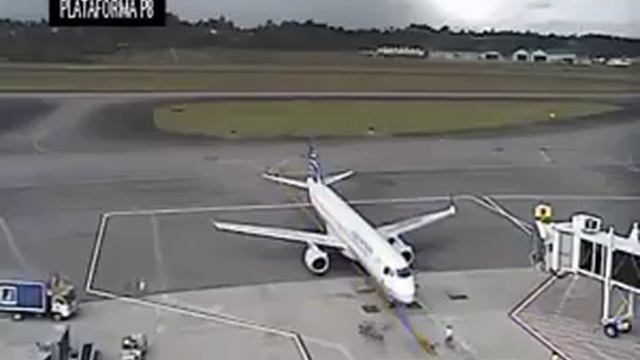 На посадке в самолет попала молния!!! смотреть онлайн