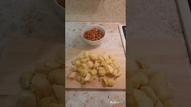 Пальчики оближешь...Картошечка с лисичками!( Подойдут любые грибочки). смотреть онлайн