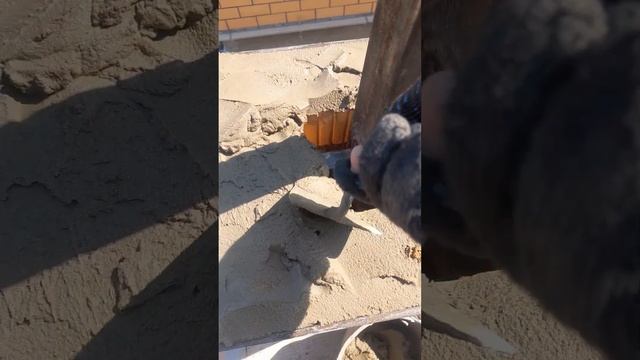 Расстилаю раствор на ряд.