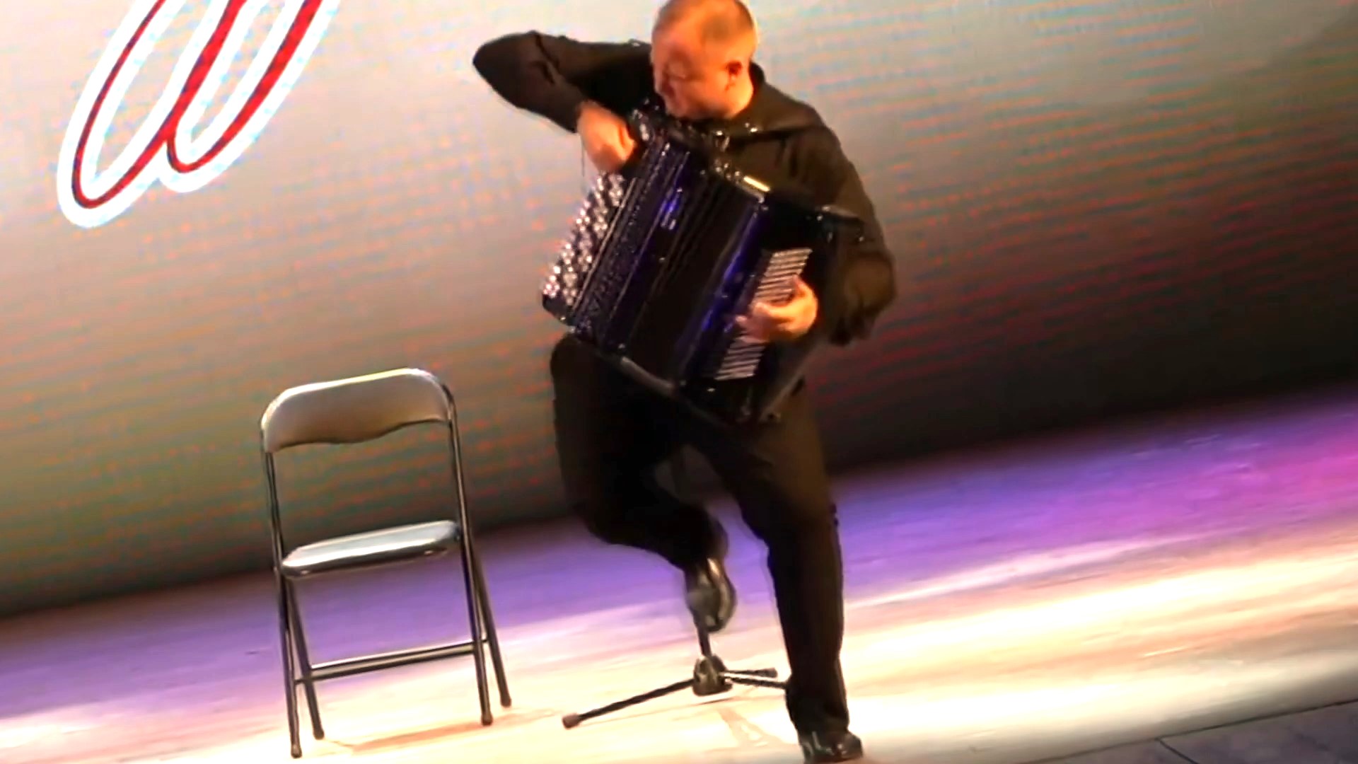 Баянист не ВЫДЕРЖАЛ и пошел В ПЛЯС под Цыганочку смотреть онлайн