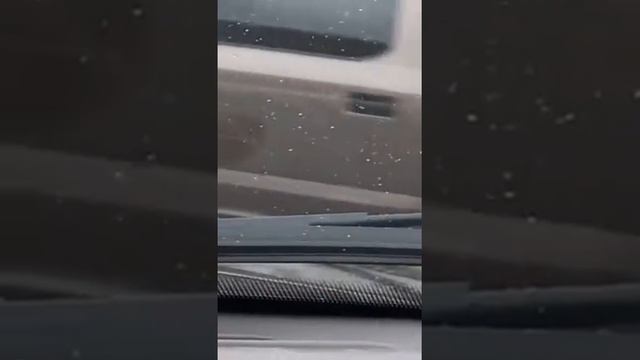 Женщина на заправке наливает бензин в пакет.Такого я еще не видел.Смотреть всем смотреть онлайн