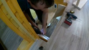 Монтаж деревянной лестницы на второй этаж.