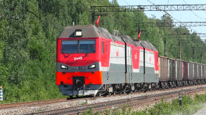 "Рестайлинговый Гранит" 2ЭС10-174 с грузовым поездом следует через бывшую станцию Макарцево