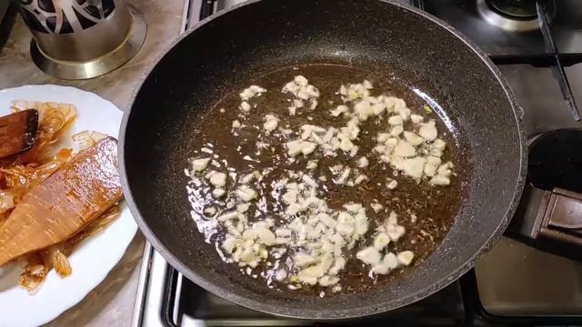 Черные тигровые креветки жареные с чесноком смотреть онлайн