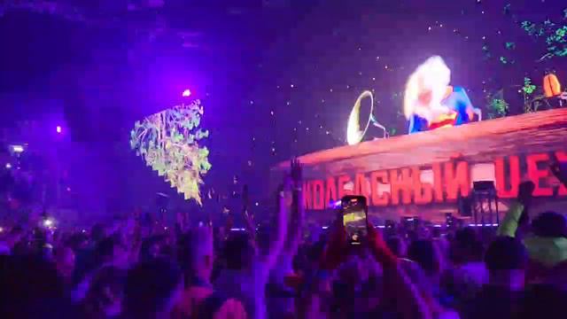 Колбасный цех 2023! Шишки падают в лесу, я иду на колбасу! MC Вспышкин и Никифоровна. смотреть онлайн