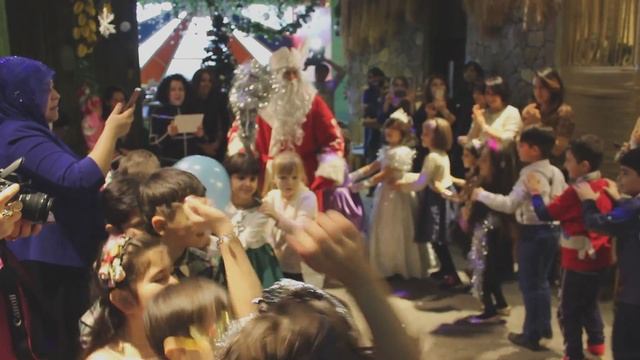 Танец вечно молодого Деда Мороза в Симбе :-) смотреть онлайн