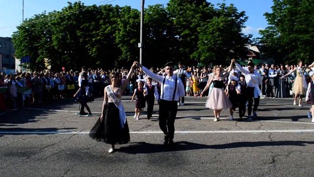 Выпускной-2019. Столбцы. Танцуют выпускники средней школа №2 смотреть онлайн
