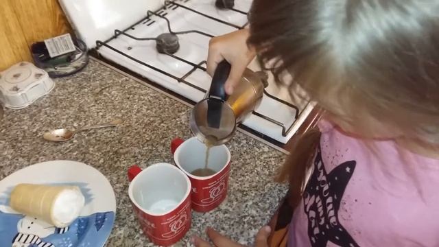 Shiny Dasha – makes iced coffee: Даша рассказывает, как приготовить кофе глясе в гейзерной кофеварк смотреть онлайн