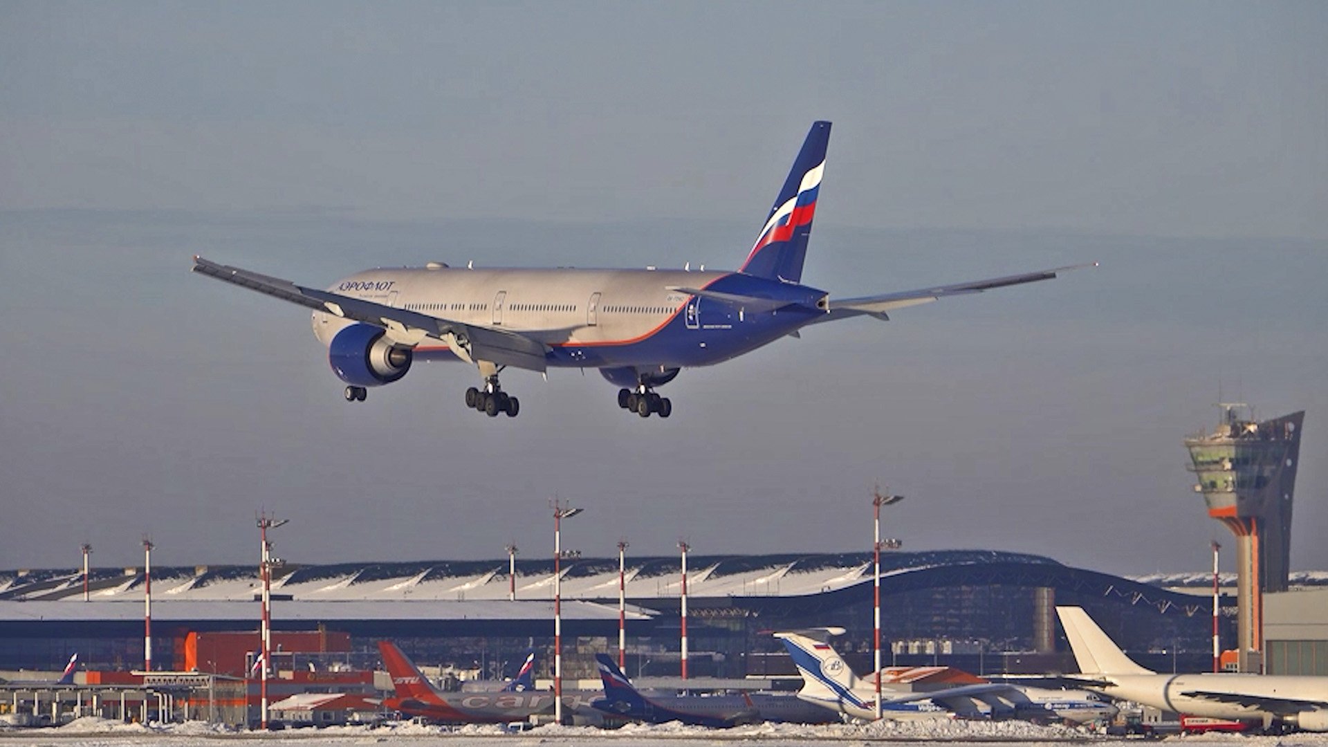 Красивые зимние посадки в Шереметьево. Декабрь, 2022. B737 | A320 | B777 | A321 смотреть онлайн