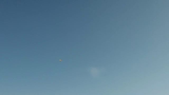 первый  взлет  RC  самолета  размахом  2метра