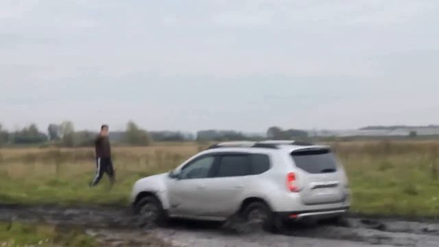 Рено Дастеры, Шеви Нива, Ховер и Ниссан Х-Трейл через большую лужу смотреть онлайн