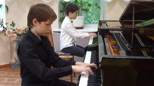 Э.Григ "В пещере горного короля" исполняют Остапенко Даниил и Матяш Марк смотреть онлайн