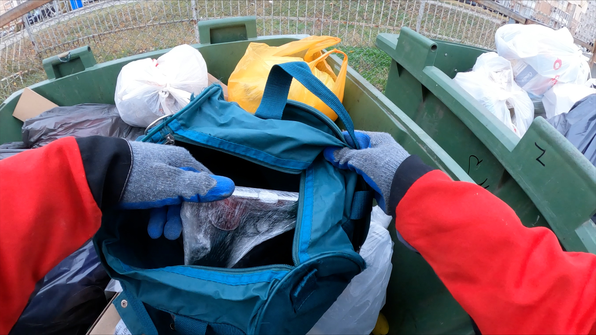 Нашли в Помойке ПИСТОЛЕТ ! Я в ШОКЕ ! Что нам делать ? смотреть онлайн