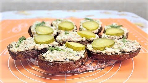 Попробовав один раз, захочется ещё и ещё. Бутерброды со шпротами-закуска для мужчин. смотреть онлайн