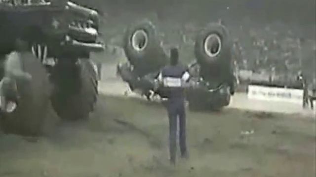 Old School Monster Trucks: BIGFOOT смотреть онлайн