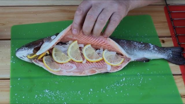 Нежная форель , запечённая в дыму , в коптильне на костре . Оригинальный , быстрый рецепт . смотреть онлайн